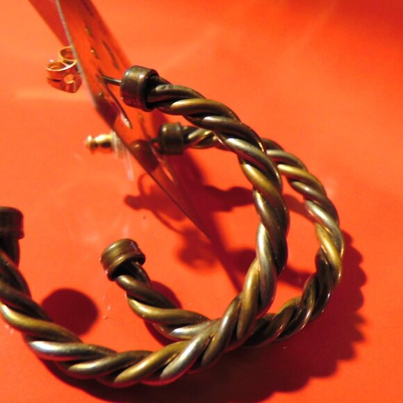 VINTAGE TRI-COLOR TWISTED METAL EARRINGS - GREAT WITH JEANS!! - Picture 3 of 5